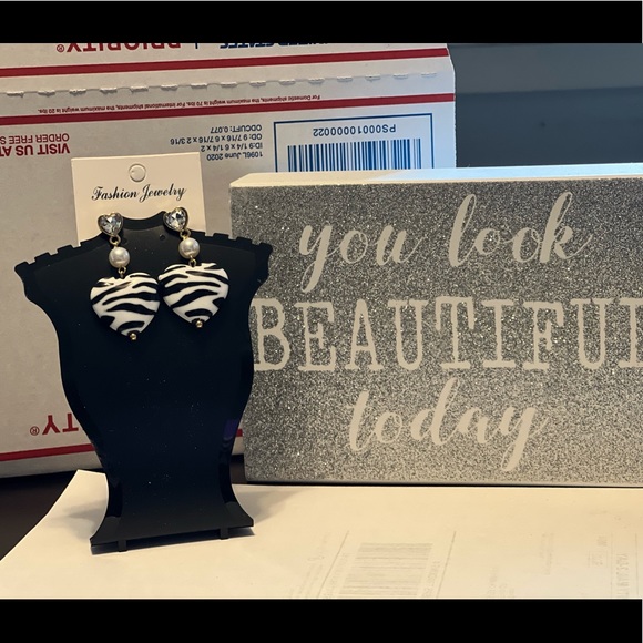 Zebra print heart earrings - Picture 2 of 9